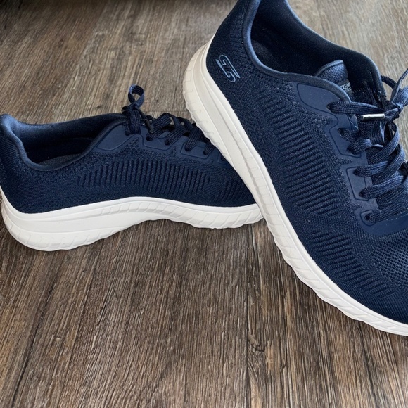 Women’s Skechers 9.5 memory foam sneakers - Picture 2 of 6